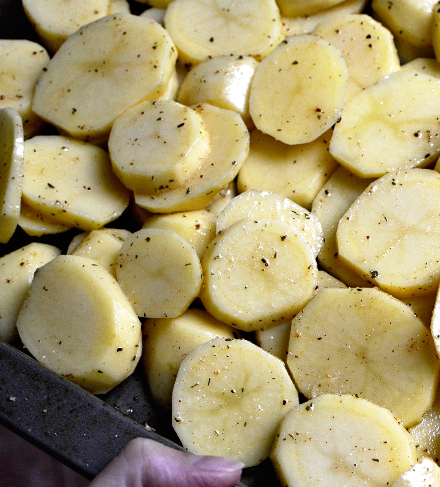 příprava brambor na pečení v troubě