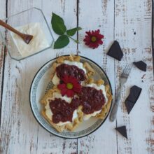 Vafle z lupinové mouky s brusinkami v hořké čokoládě