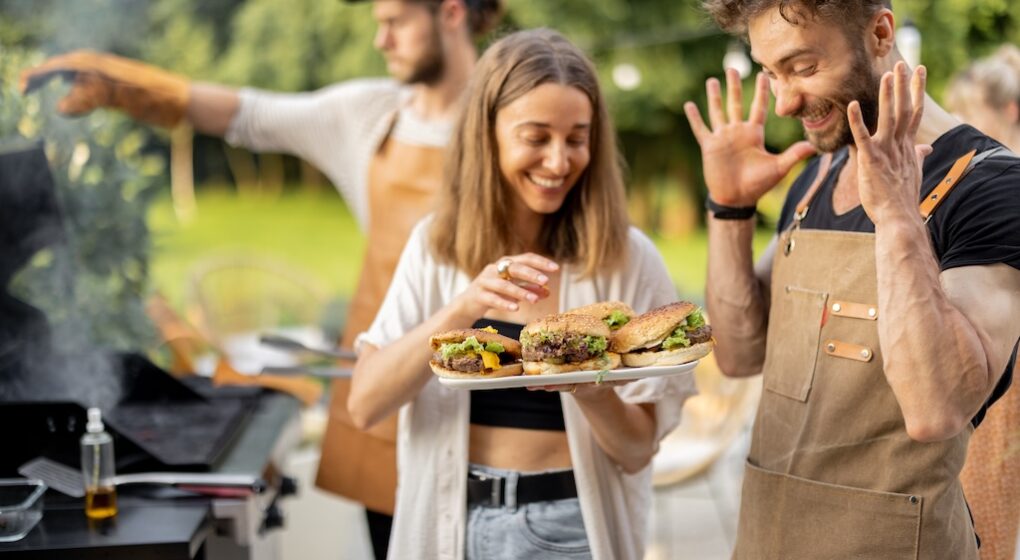 Grilujeme burgery Přátelé grilují burgery
