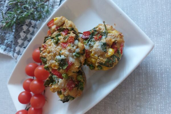 Kuřecí muffiny se zeleninou na bílém talíři s cherry rajčaty